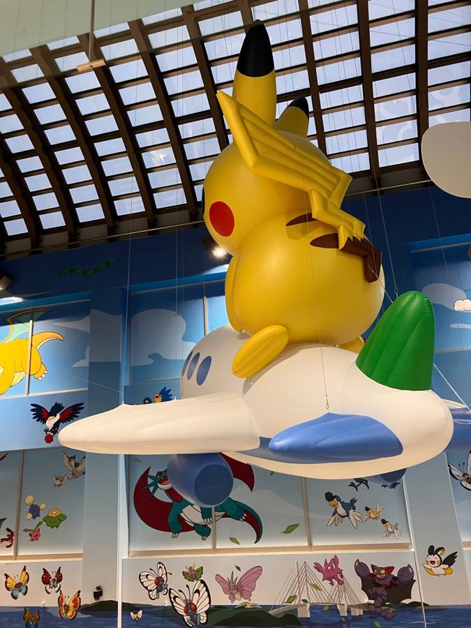 ピカチュウオブジェを見上げる