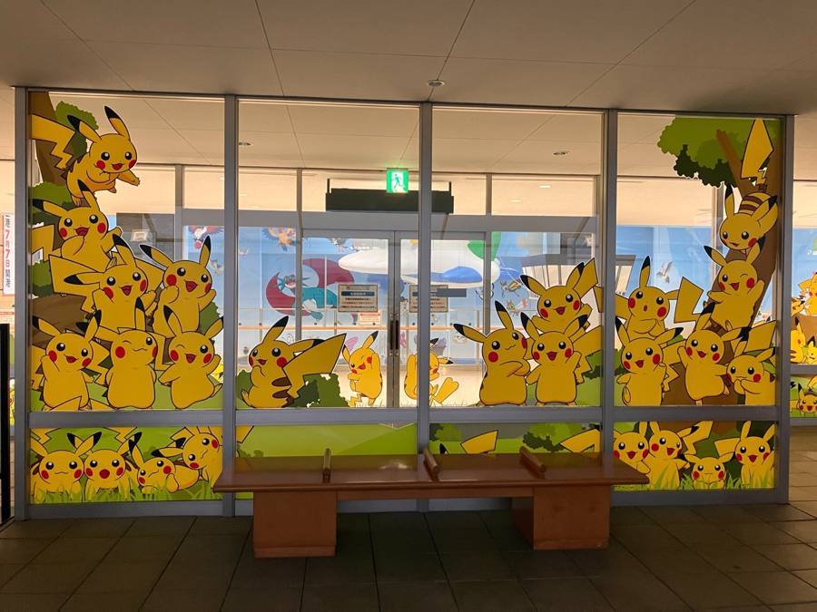 窓一面のピカチュウステッカー